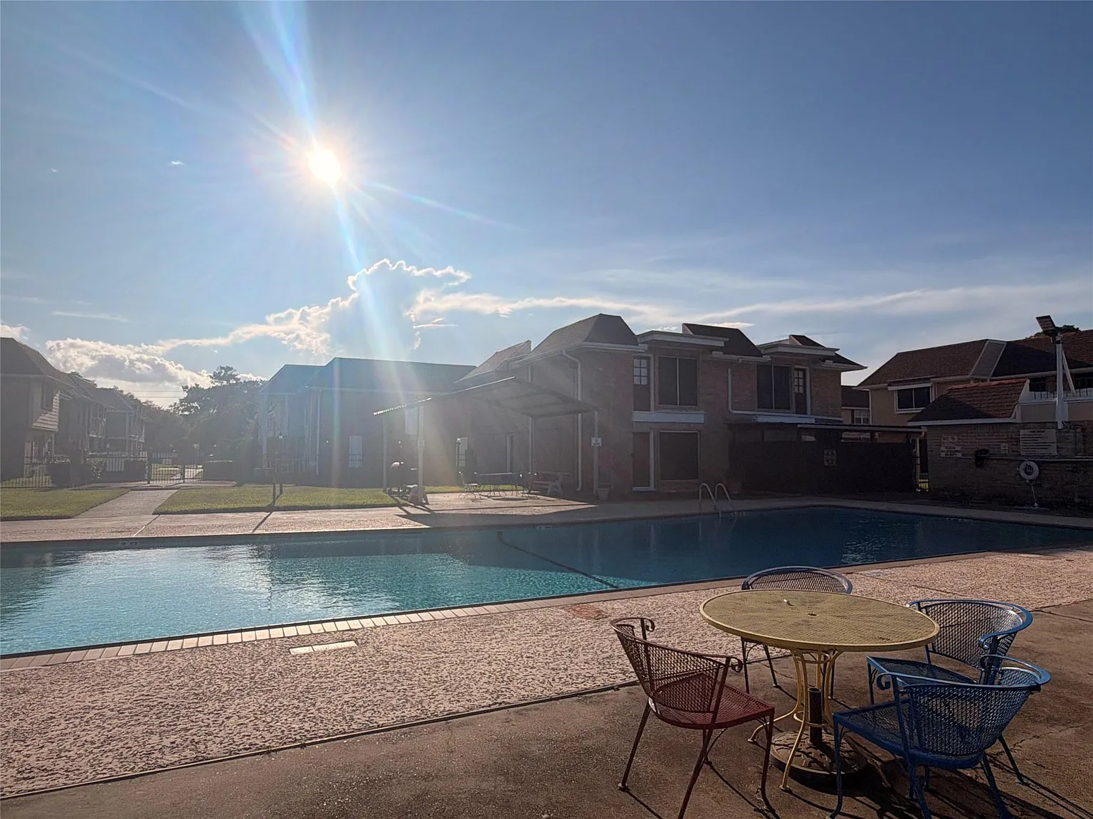 3 bed, 2.0 bath, 1296 sqft, $1,600 — Photo 3