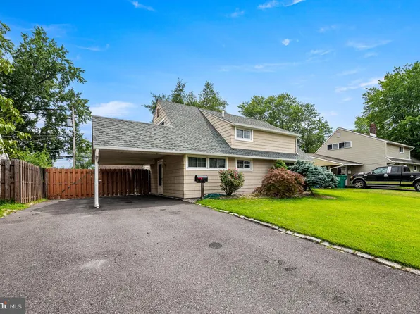 26 Inlet Rd, Levittown, PA 19057