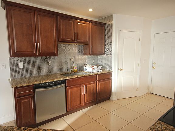 5th image of 2511 Lakeview Dr