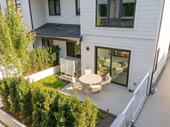 2333 E 54th Ave #2-SL, Vancouver, BC V5S 1X1