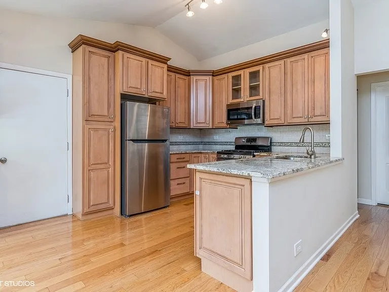 421 Bayview Ave — Photo 4