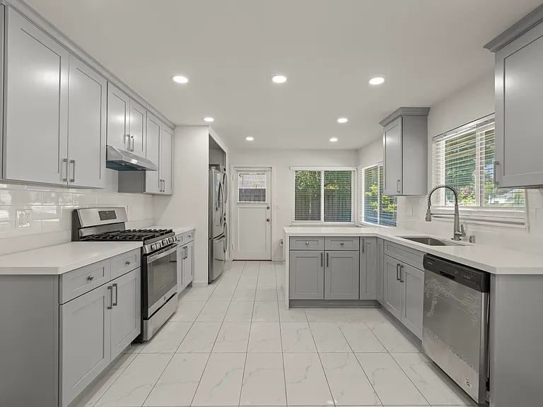 175 N El Monte Ave — Photo 8
