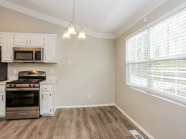 215 Ashland Manor Dr — Photo 7