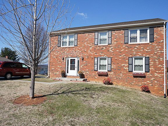3rd image of 15 Rachel Dr