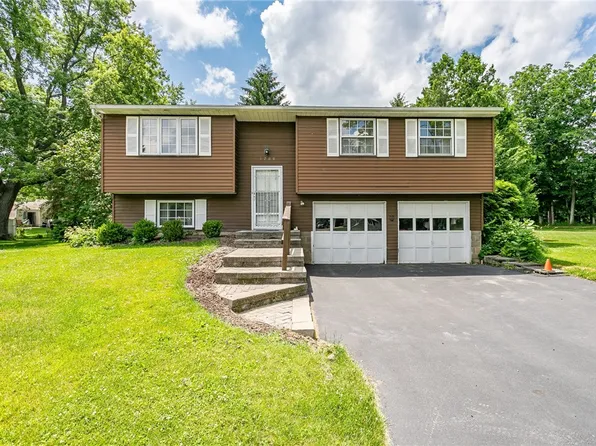 5785 Dalton Dr, Farmington, NY 14425