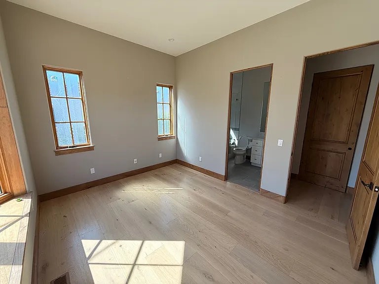 1139 Roy Ave — Photo 4