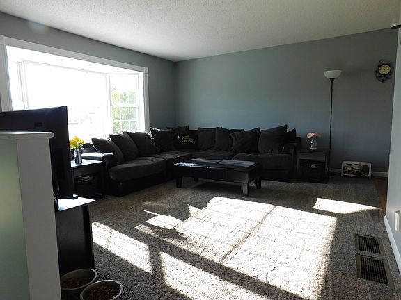 3rd image of 940 346th Ln NE