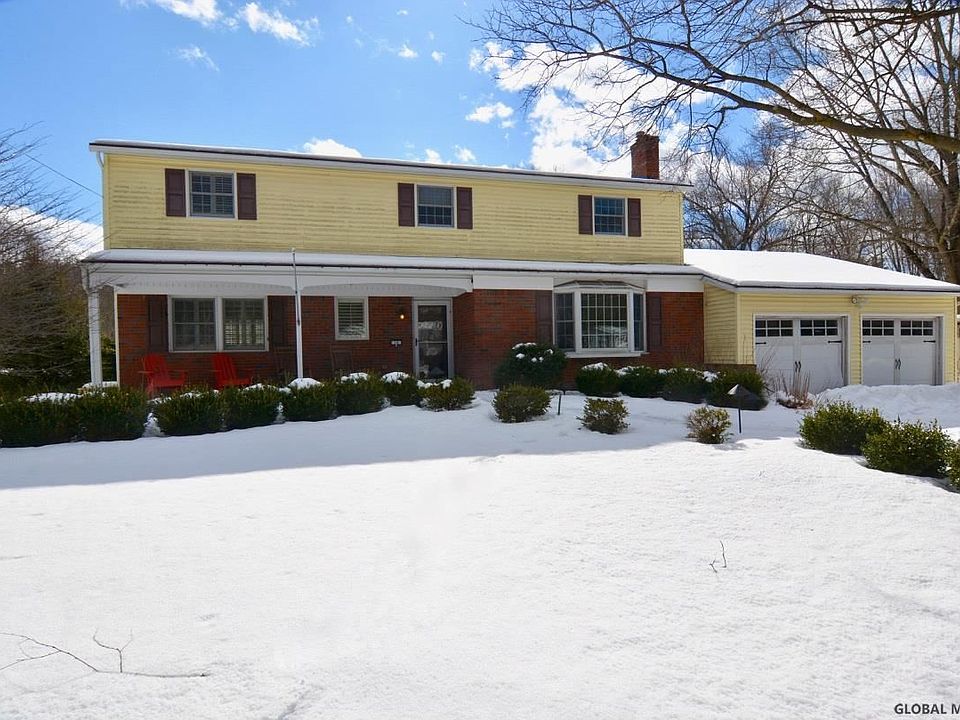 1st image of 10 Willowbrook Ln