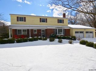 10 Willowbrook Ln, Ballston Lake, NY 12019