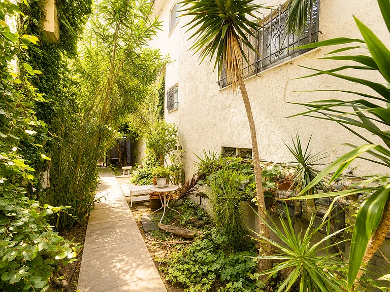 PRIVATE OUTDOOR SPACE