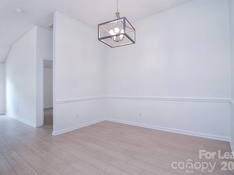 550 Carlisle Dr — Photo 14