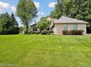 6934 W Ridge Dr, Brighton, MI 48116