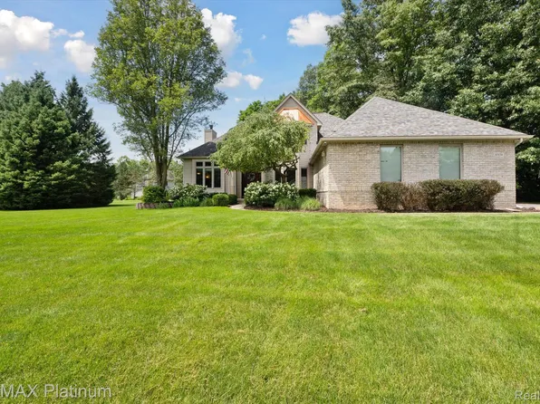 6934 W Ridge Dr, Brighton, MI 48116