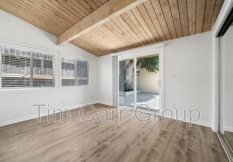 2545 Elden Ave — Photo 18