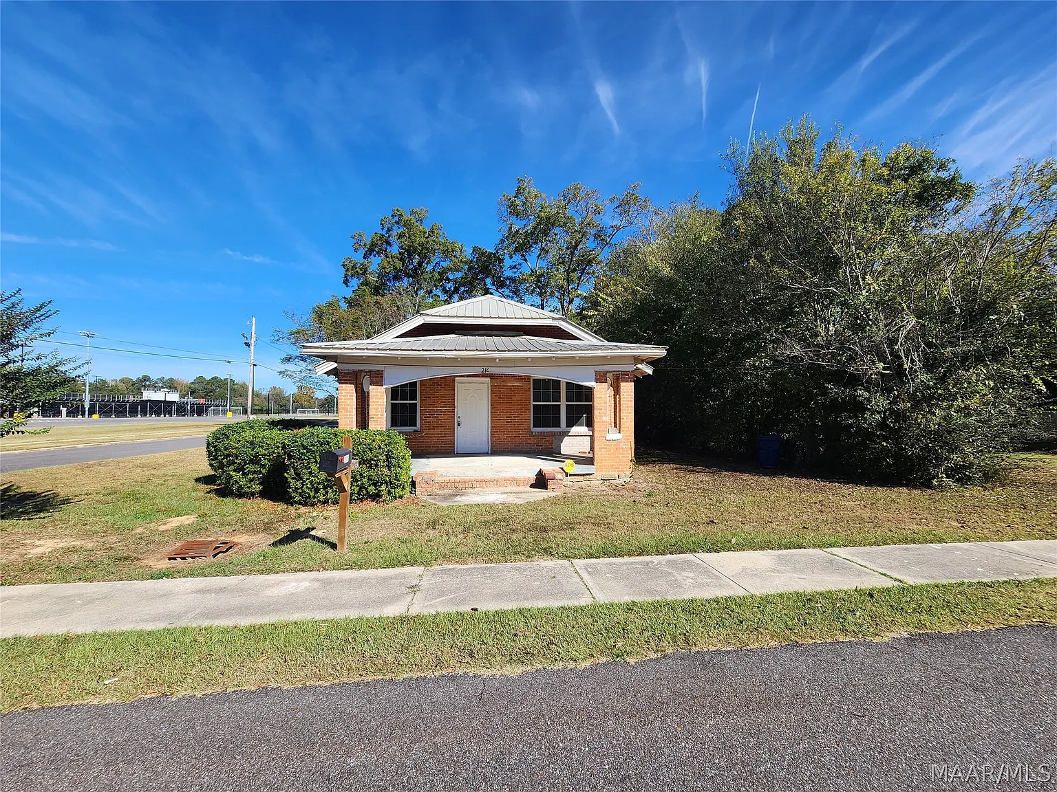 4 bed, 2.0 bath, 1574 sqft, $1,600 — Photo 2