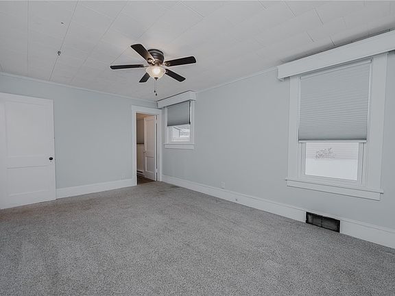 4th image of 933 Oak St