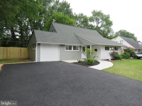 116 Hollow Rd, Levittown, PA 19056