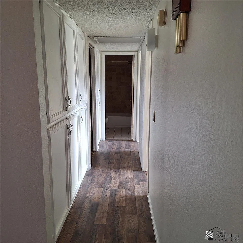 3 bed, 2.0 bath, 1981 sqft, $1,600 — Photo 3