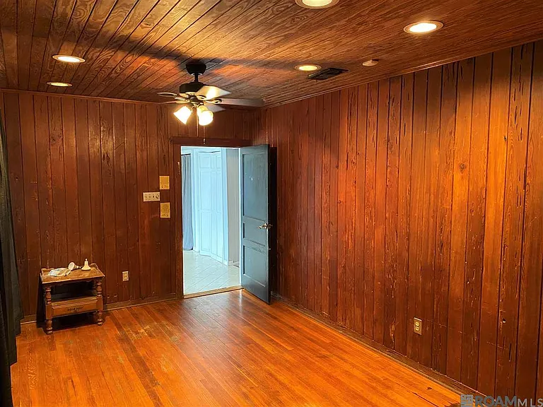2266 Cloverdale Ave — Photo 10