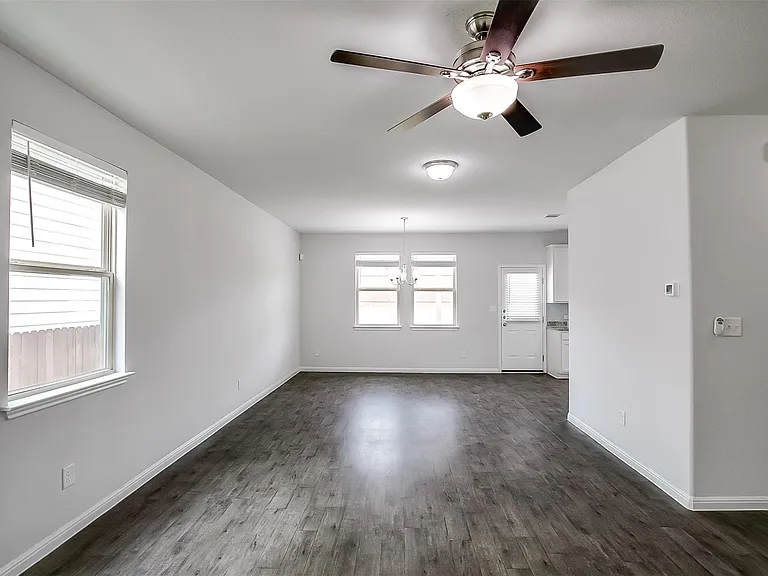 100 Earl Keen St — Photo 8