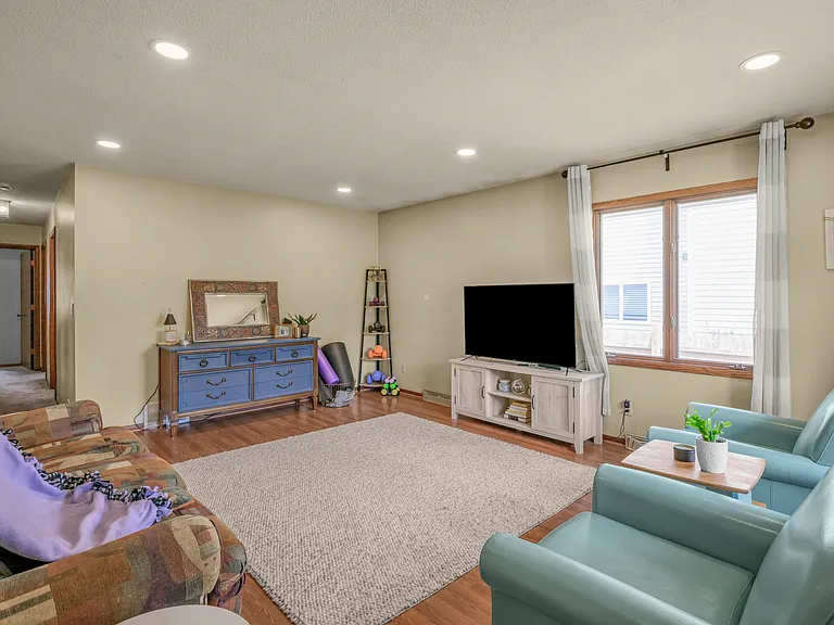 2715 Kirkwood Ln N — Photo 2