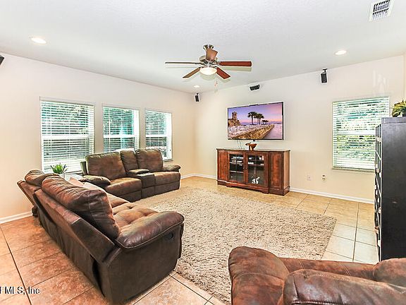 4th image of 228 SILVER GLEN Avenue
