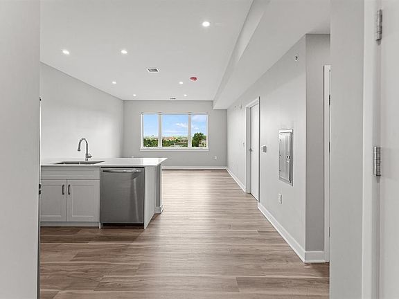 4th image of 475 Communipaw Ave #503