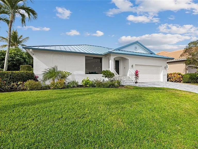 690 Amber Dr — Photo 2
