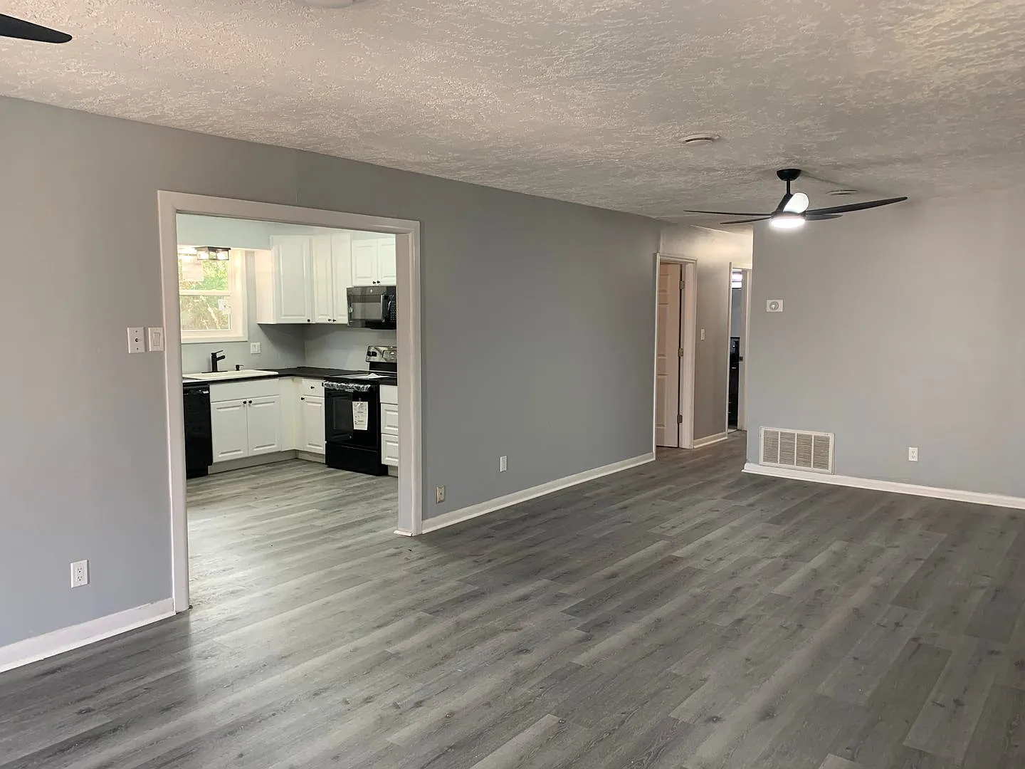 138 Hickory dr 4B/1.5Bath Martinez w large fenced in yard. — Photo 4