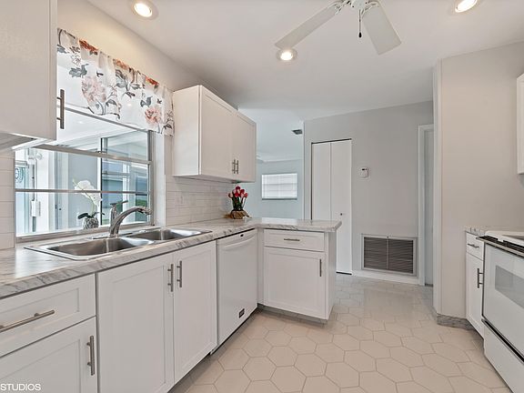 3rd image of 2394 SW Congress Blvd