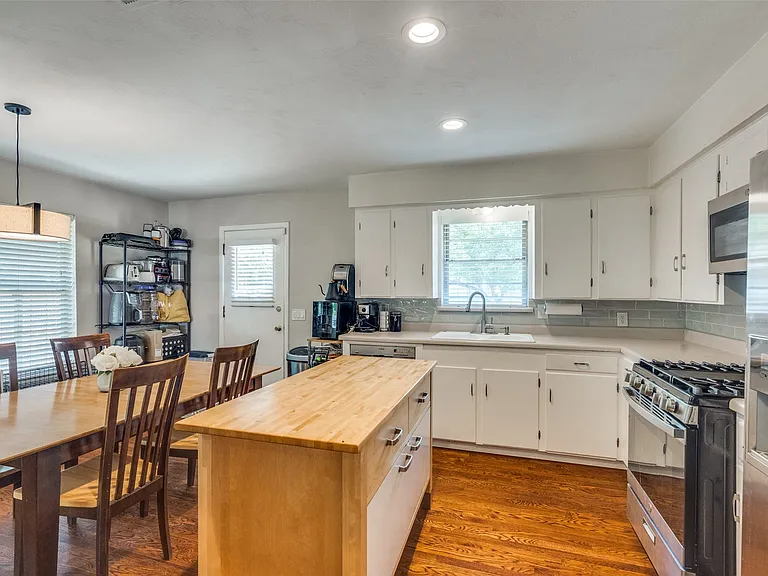 9222 Livenshire Dr — Photo 5