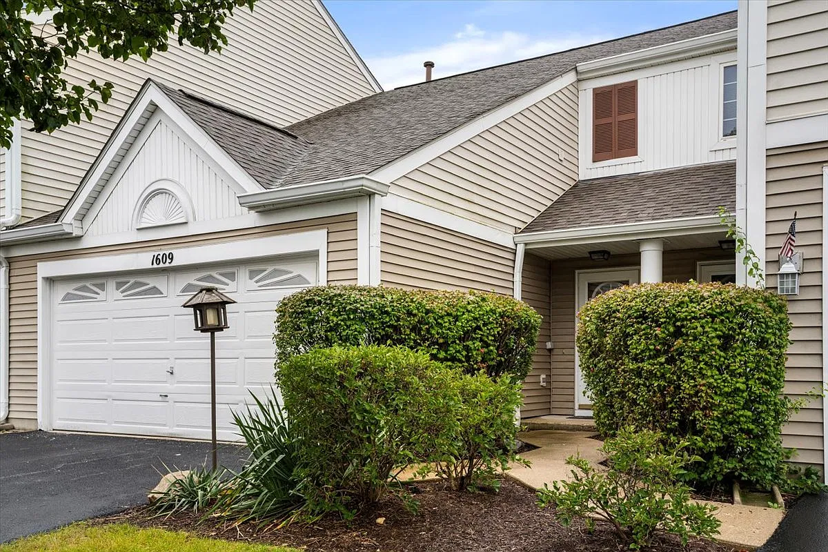 2 bed, 1.5 bath, 1300 sqft, $2,500 — Photo 3