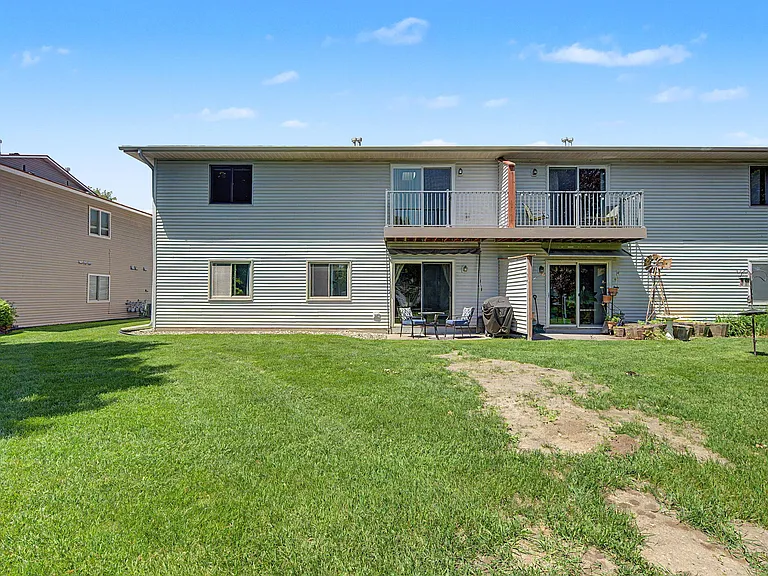 Rear view. 3292-D is upper left unit
