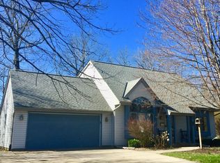 3231 Great Oaks Dr, Racine, WI 53402