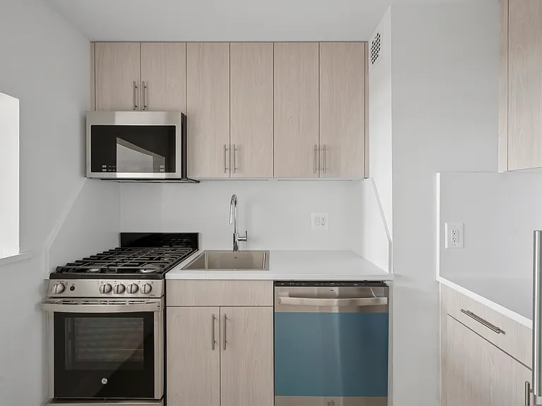 239 Park Ave S #7A — Photo 4