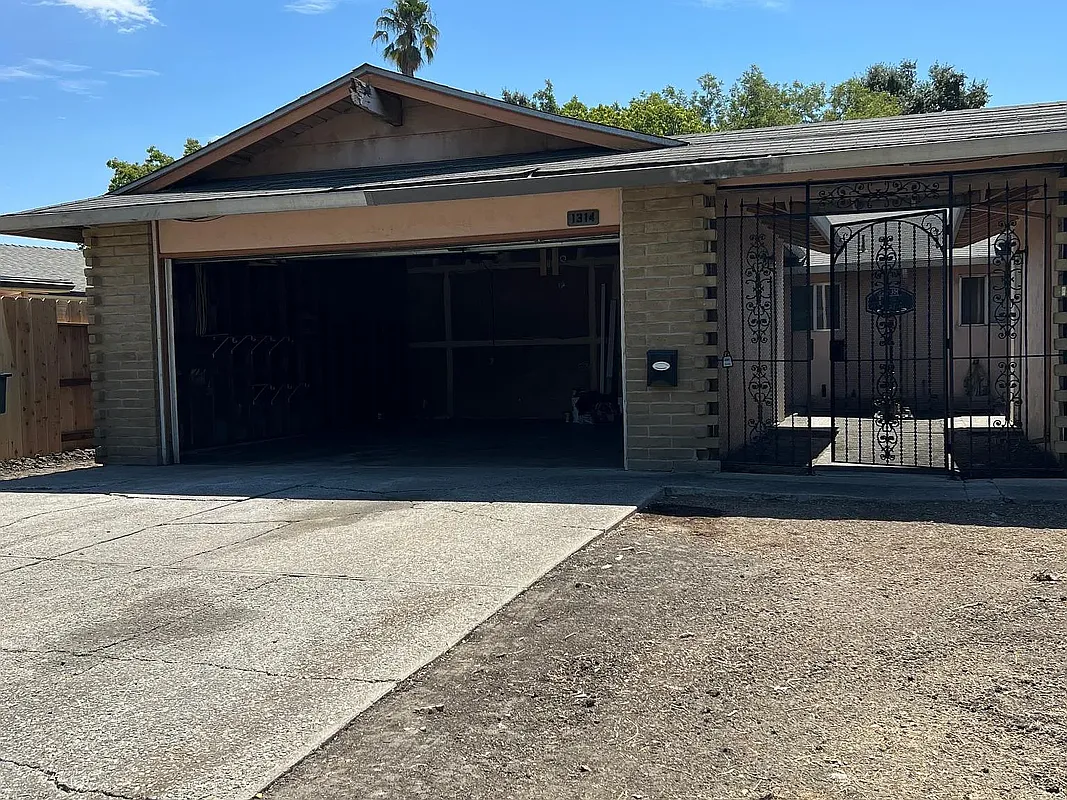 3 bed, 2.0 bath, 926 sqft, $1,900 — Photo 2