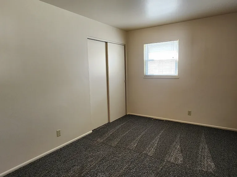 2238 E Linnhill Ln — Photo 7