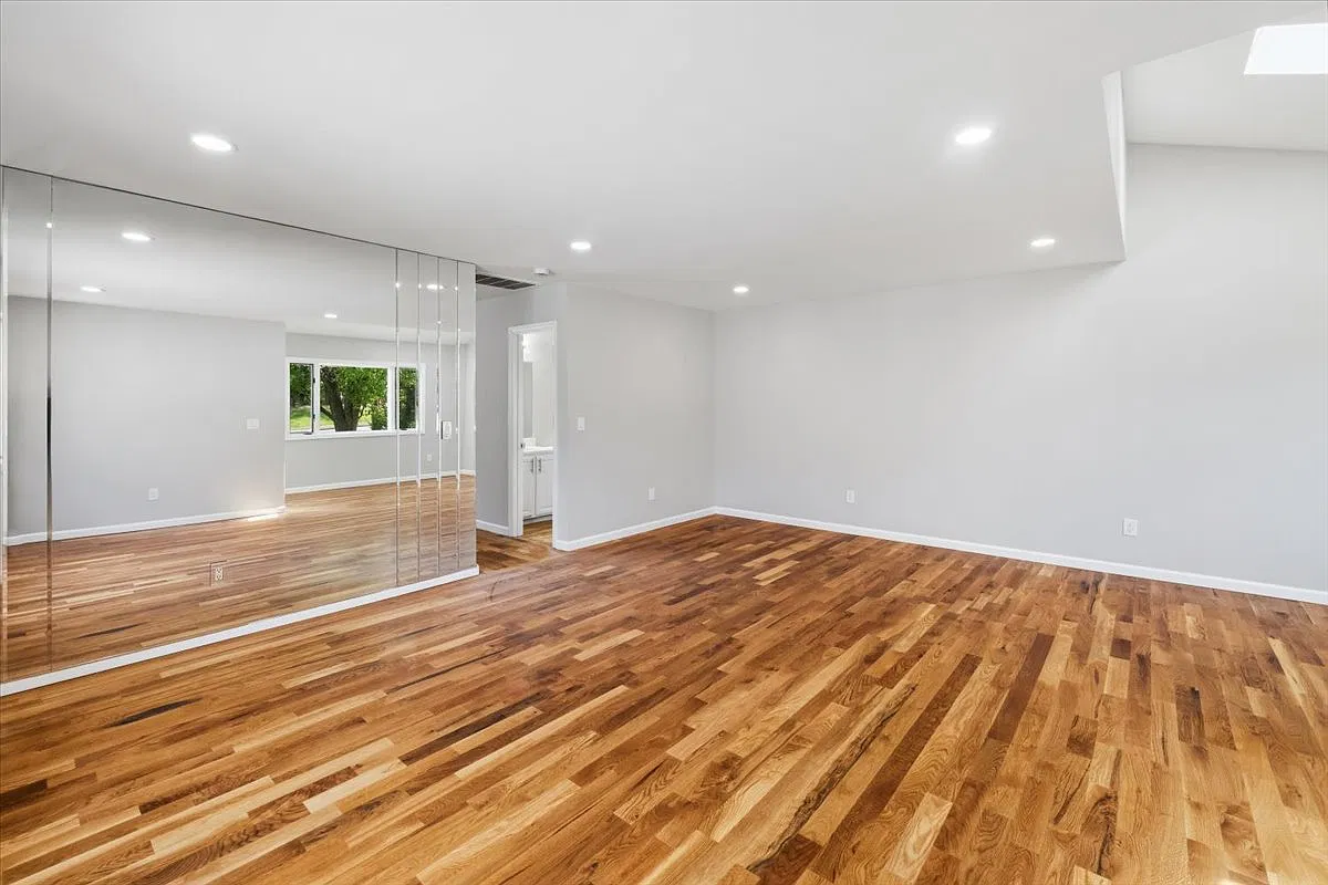 3 bed, 2.5 bath, 2016 sqft, $3,990 — Photo 4