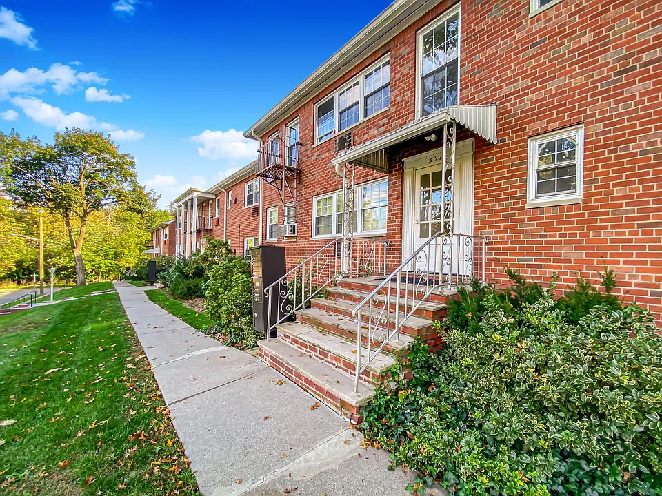 585 Center St #12