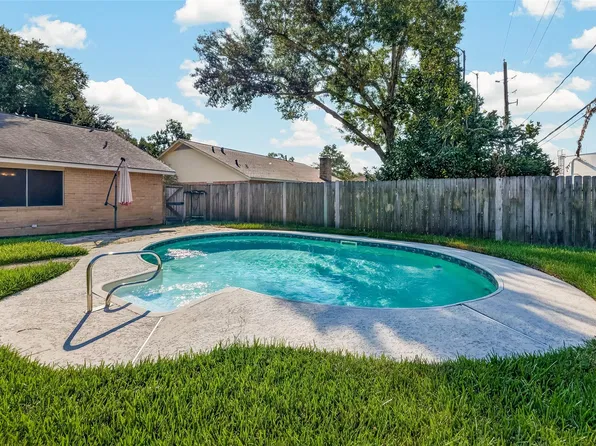 21719 Meadowhill Dr, Spring, TX 77388