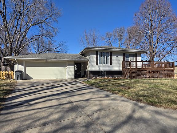 3rd image of 100 Maple Dr