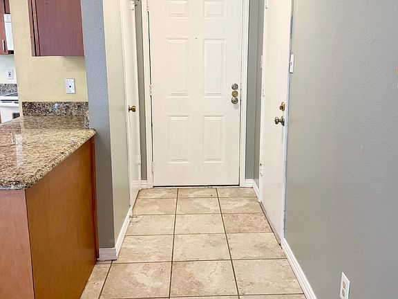 5th image of 512 Eberhart Ln APT 401