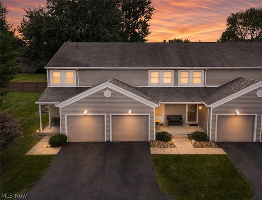 375 Pineview Dr NE, Warren, OH 44484