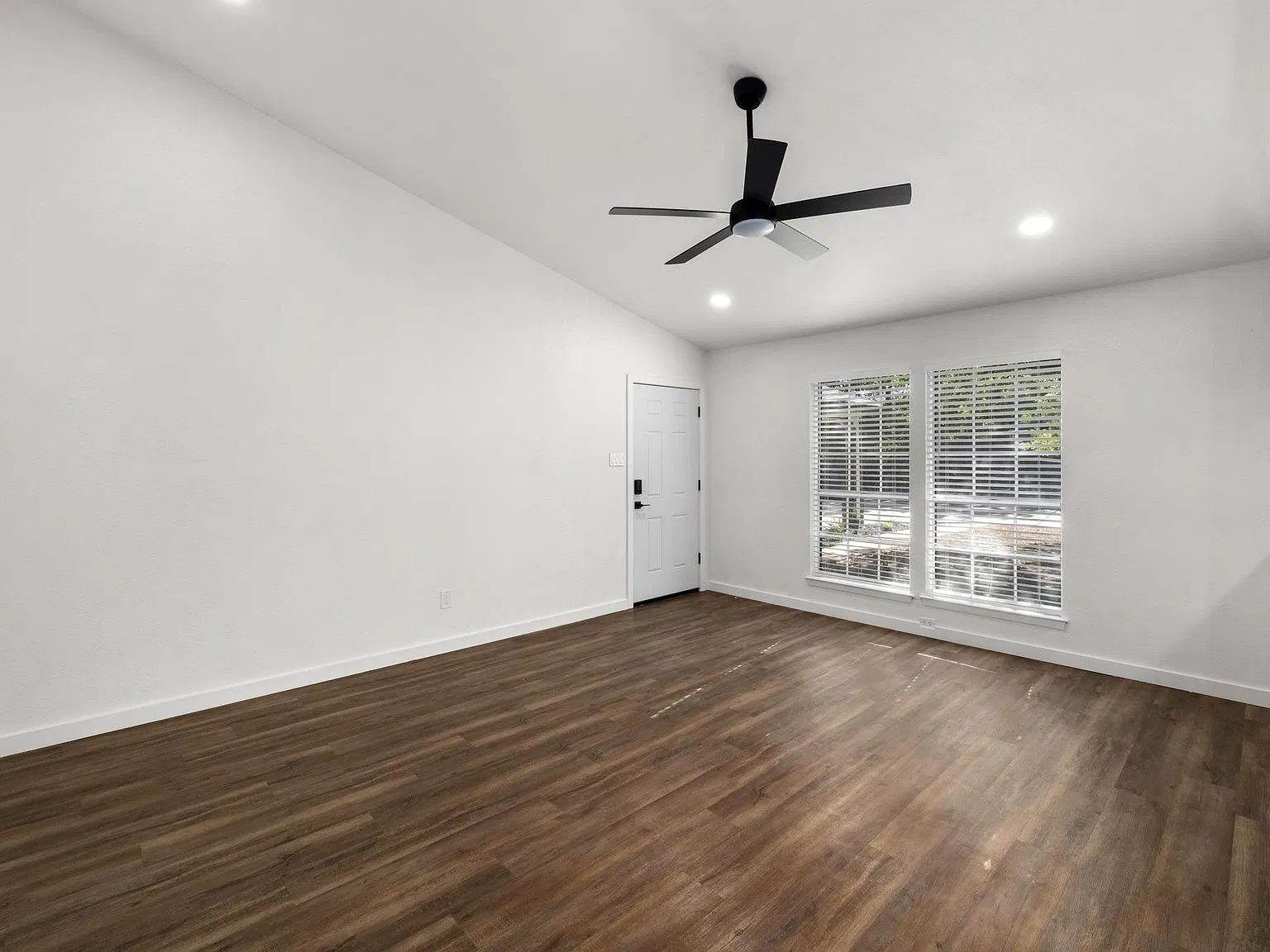 3 bed, 2.0 bath, 2070 sqft, $2,100 — Photo 4