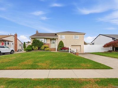 29 Lehigh Lane, Hicksville, NY, 11801