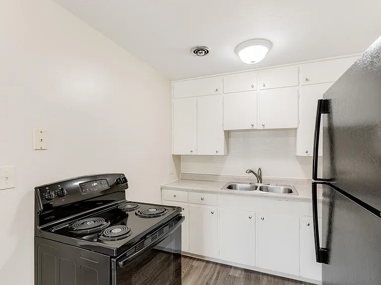 Broadmoor Plaza Apartments — Photo 26