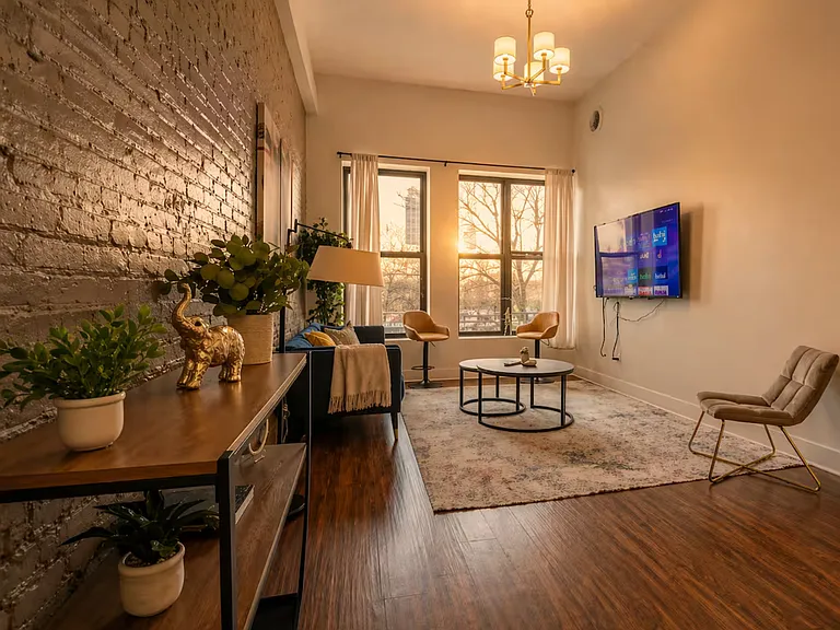 2112 S Michigan Ave #4 — Photo 3