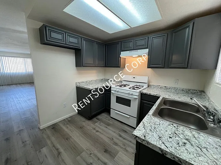 1131 Barstow Rd #B — Photo 8