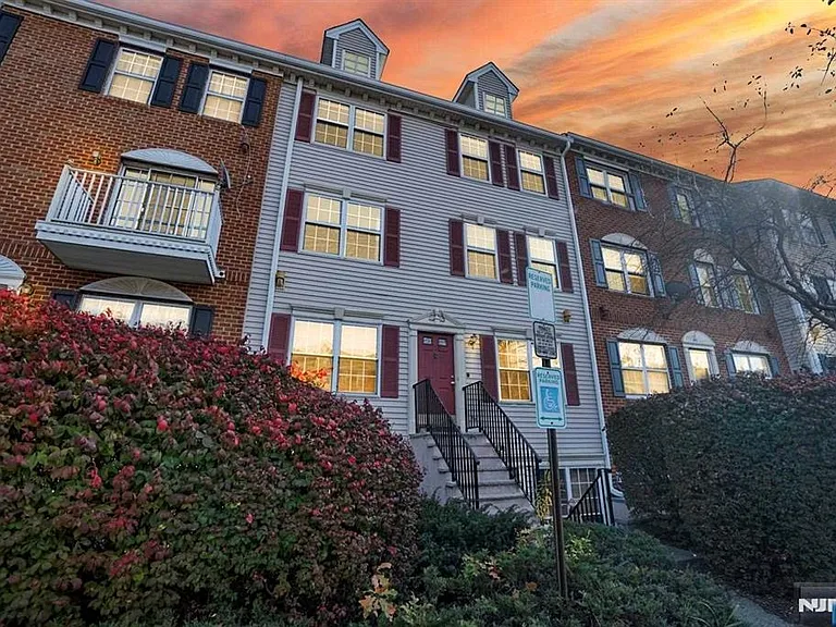 100 Callahan Ct — Photo 2