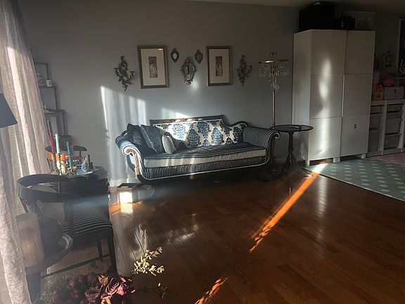 4th image of 82 Meadow View Ct